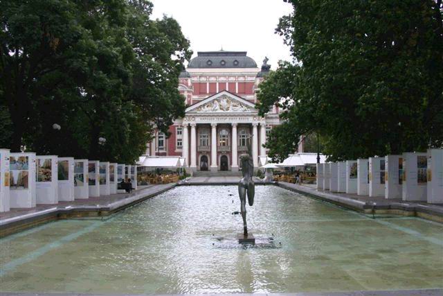 Le clbre thtre Vazov  Sofia - d'aprs un chantillonnage de photos provenant de Mme Totka Voirin et M. Erix ternisien
